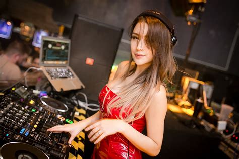 Followers know her as a beautiful model. DJ Jade Rasif at The Club Khaosan | Siam2nite | Dj, Night ...