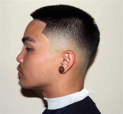 Voici 15 idées de coupes de cheveux selon si vous avez les cheveux court, voire rasé sur les côtés, en conservant de la longueur sur le haut, cette coupe. coupe de cheveux homme court asiatique - Coupe pour homme