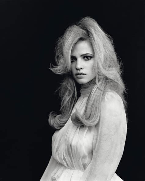 Birthdate lara stone was born on december 23, 1983 in geldrop, the netherlands to a dutch mother and a british father. OLD GOLD: Lara Stone