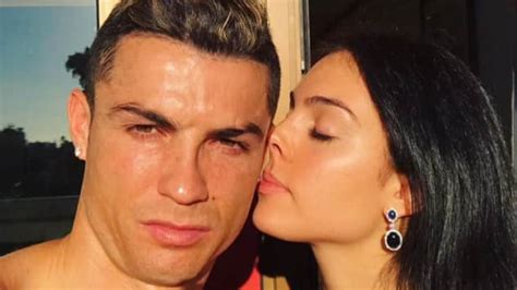 Georgina rodriguez , the girlfriend of portugal's forward cristiano ronaldo and his mother dolores aveiro attend the russia 2018 world cup round of 16 football match between uruguay and portugal. Cristiano Ronaldos Freundin Georgina: Heißer Auftritt beim ...