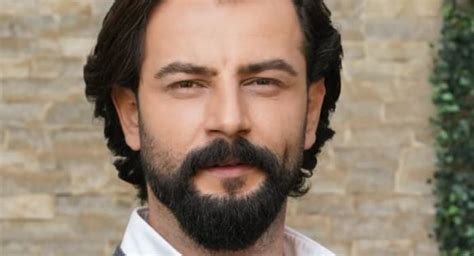 Cengiz küçükayvaz tiyatrosunda oyunculuk dersleri aldı. Gökberk Demirci tornou-se popular com a série The Promise