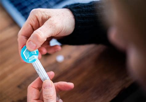 Man braucht das bei bipa erhältliche selbsttest set sowie ein smartphone oder tablet und einen gültigen pass bzw. CoV: Wien probt Gratis-Heim-PCR-Test - wien.ORF.at