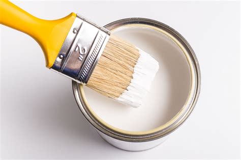 C'est une étape importante pour faire de la peinture acrylique. Peinture blanche : 4 conseils pour bien la choisir | MesDépanneurs.fr