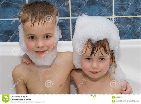 Um richtig zu schwimmen sollte das wasser im übrigen mindestens 30 cm tief sein (also eine gut gefüllte badewanne). Zwei Kleine Kinder In Einer Badewanne Mit Shampoo Schäumen ...