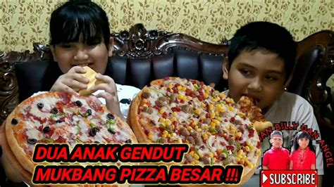 Pizza hut, one of the most popular pizza destinations in uae is now online. Dua Anak Gendut MUKBANG Pizza Besar - YouTube