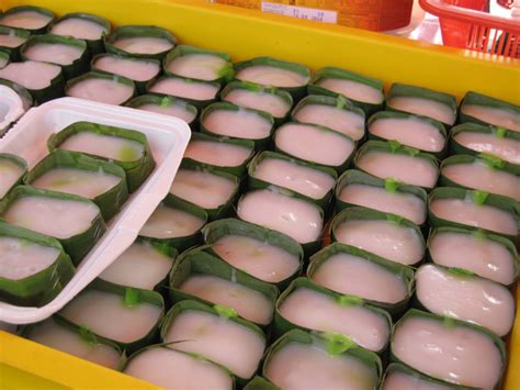 Kuih tepung pelita is made of two layers of rice flour custard, coconut milk and is pandan flavoured. Sahut Seruan PKP, Tiada Tepung Pelita Paya Jaras Untuk ...