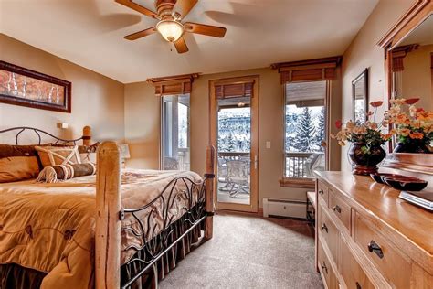 The trail is primarily used for cross country skiing and snowshoeing. Elkhorn Lodge Market Square en Vail - Beaver Creek ski ...