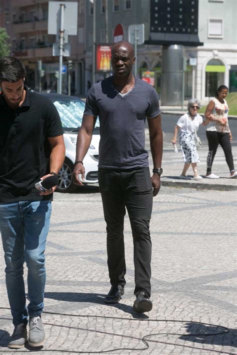 Quando olho para a maia parece que não estou em portugal, parece que estou na escandinávia ou dinamarca. Francis Obikwelu chora a morte do pai