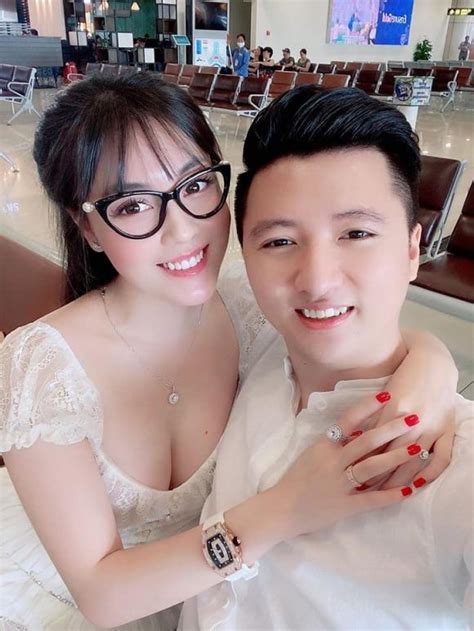 Mặc dù vợ chồng cường đô la chỉ mở tiệc nhỏ bên trong biệt thự nhưng nhìn cách chuẩn bị mọi thứ là động thái chơi tất tay của vợ chồng ông dũng lò vôi khiến nhiều người cảm phục. Lấy chồng xong béo ra, giảng viên hot girl Âu Hà My vẫn ...