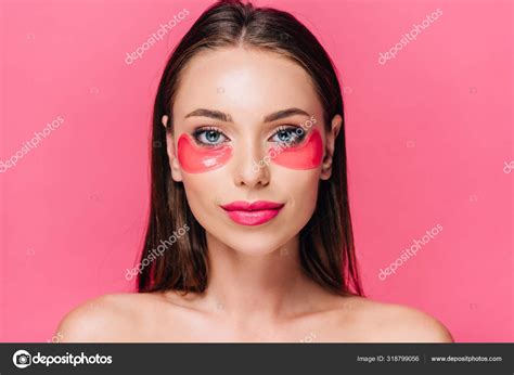 Femme nue sous l'eau de la douchevu 214 fois. Belle Femme Nue Avec Tache Oculaire Sur Visage Isolée Sur — Photographie IgorVetushko © #318799056