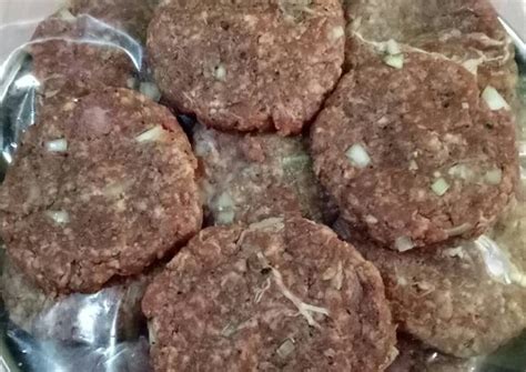 Bahan membuat burger 1/2 sdt pake aja merica bubuk biar lebih praktis 2 sdt pala bubuk biar lebih paraktis 1/2 sdt gula pasir pilih yang putih bersih ya 1 sdt kecap manis 1 sdm susu cair 500 grm daging yang udah di giling 1/2 bh bawang. Resep Patty beef (isian burger) oleh marlianimustamin ...