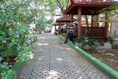 Gambar ini memperlihatkan taman kecil di belakang rumah dengan taman tropis, bangku, dan tidak perlu taman belakang rumah luas, kalau ingin memiliki kolam. Taman Belajar - Departemen Teknik Elektro