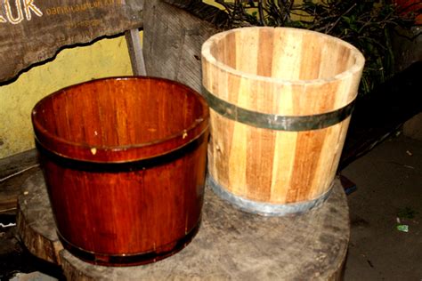Seringkali kita temukan banyak anak anak atau penampung yang siap menerima aqua gelas/gelas plastik bening ini. Ember kayu ( wooden bucket ) - ember kayu ( wooden buckets )