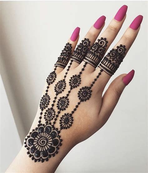 However, the designs seem to be limited when mehndi patterns for legs and feet are concerned. FEMALE HENNA TATTOOS HAVE DIFFERENT BELIEFS AND MEANINGS ...