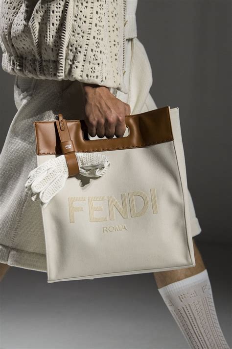 Look dalle sfilate, borse, accessori, gioielli e altro ancora. Cuscini Imitazione Fendi - Filmovi Kompliment Koraka ...