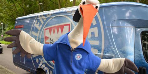 Das maskottchen „stolle als pin verleiht deinen klamotten das gewisse etwas. Fotostrecke: Storch Stolle ist das Maskottchen von ...