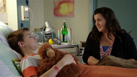 Club der roten bänder (club of the red bracelets) is a german tv series started in 2015, about a group of young patients and their troubles. Club der roten Bänder: Hugo kämpft um jeden kleinen Schritt