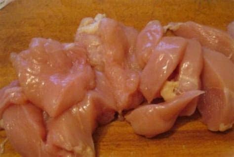 Nunca uses el mismo cuchillo para cortar los filetes crudos y los ya hechos: Cómo cocinar chuletas de filete de pollo