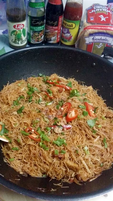 Vermicelli boneless chicken meat balls green onions carrot cabbage green chillis onions. Sajian Dapur Bonda: Bihun Goreng Kicap Pedas