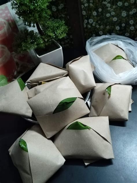 Teringat pernah beli nasi lemak daun pisang dekat dekat area rumah. namakucella: NASI LEMAK BUNGKUS BEKAL JUMAAT