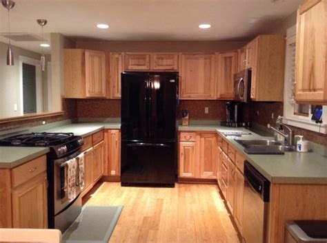 However, choose the color of the floor that pairs well with cabinets can sometimes be a challenge. How to give hickory cabinets a modern counter and backsplash?