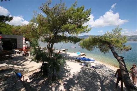 Diese häuser in alleinlage sind einzigartig weil die einzige energiequelle solarzellen sind, wasser bekommt man aus dem wassertank oder regenwasser. Ferienwohnung am meer in kroatien. Ferienhäuser ...