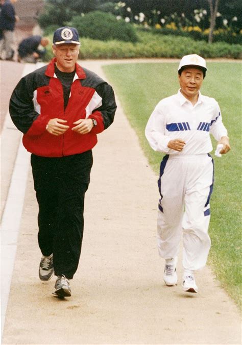 홍남기 lh 등 25명, 수사의뢰…퇴직자 취업제한 바이든, 94세 한국전 영웅에 명예훈장…文대통령 참석 예정 한미정상회담 열리는 21일. 친구처럼 조깅 하다가도 회담장에선 싸늘…사진으로 본 역대 ...