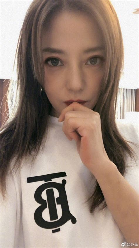 Aug 27, 2021 · 45歲大陸女星趙薇因演出電視劇《還珠格格》而走紅，但昨（26日）突傳出她主演的作品全面下架，甚至在多個影音平台都「查無此人」。有消息指出，趙薇已被官方列為「劣跡藝人」，等於是被封殺了。趙薇（中）曾和林 趙薇罕見大解放!深V辣秀雪乳飄仙氣引暴動 - 自由娛樂