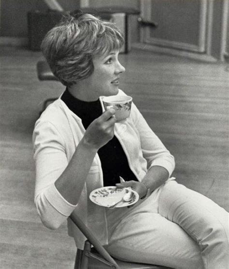 Op enger avn expo zu las vegas (2010). Julie Andrews - having tea, during a break in rehearsals ...