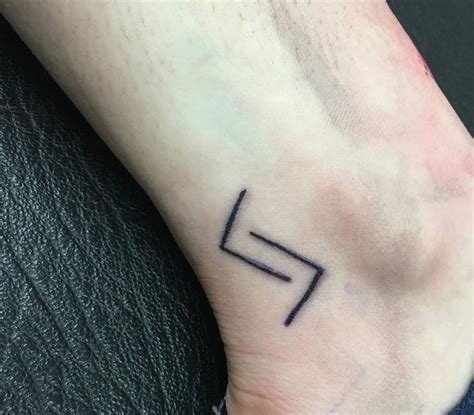 Von runen bis hin zu tier und götterbildern heute zeigen wir ihnen coole ideen für ein wikinger tattoo das eine ganz besondere bedeutung hat. Runen Tattoo - Bedeutung der geheimnisvollen Symbole und ...