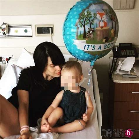 Alec baldwin has five kids: Carmen Gabriela Baldwin con su madre Hilaria Thomas ...