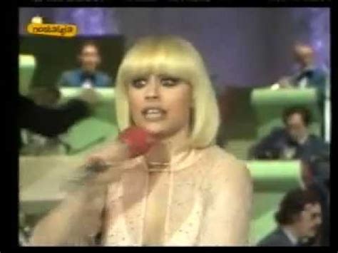 Raffaella carrà, dall'ombelico nudo al casco dei capelli di vergottini, lo stile di una star. Raffaella Carra - Fiesta - YouTube