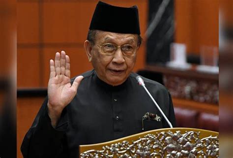 Mengupas dan berkongsi isu semasa yang berlaku dalam negara, ianya melibatkan politik, dan juga sosio budaya malaysia. Rais antara lima angkat sumpah sebagai senator hari ini ...