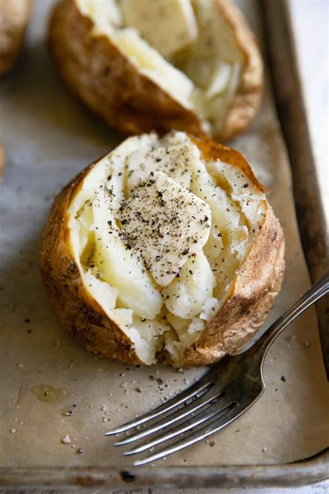 Russet potatoes make the best baked potatoes because of their thick skin and starchy, fluffy interior (once baked). How Long To Bake A Baked Potato At 425 / How Long To Bake ...