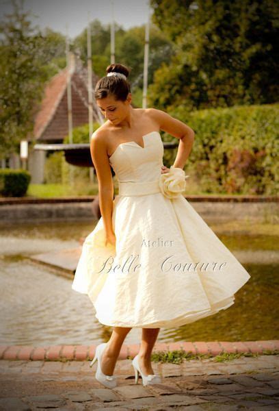 Wer eine schöne, aber kleinere trauzeremonie im standesamt in der stadt feiern wird, der ist. Schlichtes Petticoat-Brautkleid "Geneviève" von Atelier ...