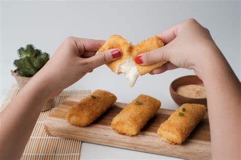 Agar kulit lumpia terlihat sempurna, sebaiknya kita menggunakan wajan. 6 Cara Bikin Kulit Risoles Mulus dan Tidak Mudah Sobek ...
