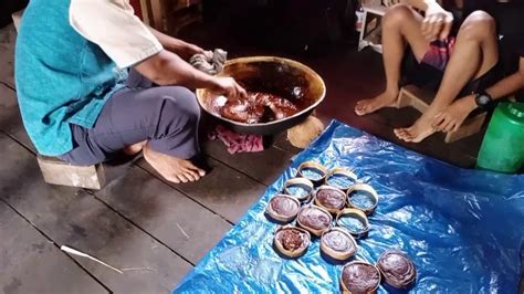 Masukkan bahan (a) ke dalam bancuhan (b), kacau diatas api sederhana besar sehingga pekat dan tak melekat di periuk. Masak gula aren tradisional - YouTube