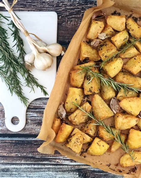 Le patate al forno croccanti fuori e morbide dentro sono un contorno semplice ma dal sapore delizioso. Patate al forno croccanti fuori e morbide dentro (ricetta ...