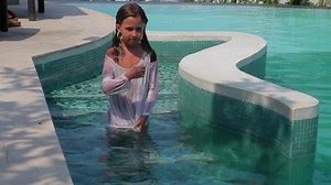 Une petite fille nage dans laÂ : vidÃ©o de stock (100Â % libre de droit) 9725123 | Shutterstock