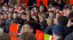 Geïnfiltreerde Bayern-fan valt op en krijgt rake klappen in Arsenal-stadion