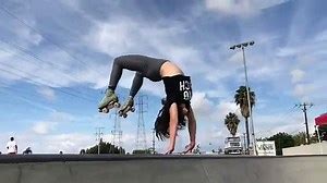 Une fille fait du roller acrobatique en legging moulant...