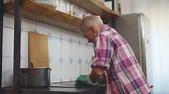 Cansada mujer madura limpiando la cocina: video de stock (totalmente libre de regalías) 1064581261 | Shutterstock
