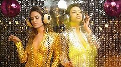 Deux belles femmes disco dansant. Utile : vidéo de stock (100 % libre de droit) 1100164369 | Shutterstock