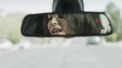 Крупный план женщины, поющей в зеркале: стоковое видео (без лицензионных платежей), 28628713 | Shutterstock