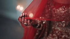 Photo d'une jeune mariée indienne montrant ses bijoux nuptiaux dans son Mariage indien