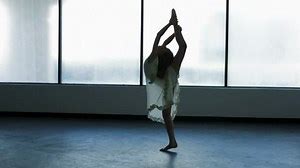 jeune fille danser solo robe nueÂ : vidÃ©o de stock (100Â % libre de droit) 15861787 | Shutterstock