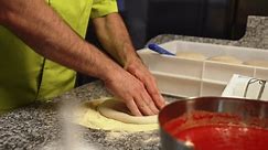 chef cuisinier étirant pâte à pizza, ingrédients de pizza, cuisine. Vidéo 4k de haute qualité