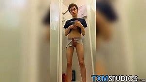 Twink gay masturbates for homemade video - XNXX.COM
