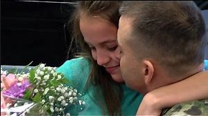 Military dad surprises his daughter at school