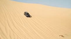 siwa - 03 25 2024：観光客を持つオフロードカーは、siwaの砂の海の高い砂丘から降ります。シワ砂漠、エジプトで4x4の車による素晴らしい冒険サファリ旅行。大きな砂の海のサファリアドベンチャー